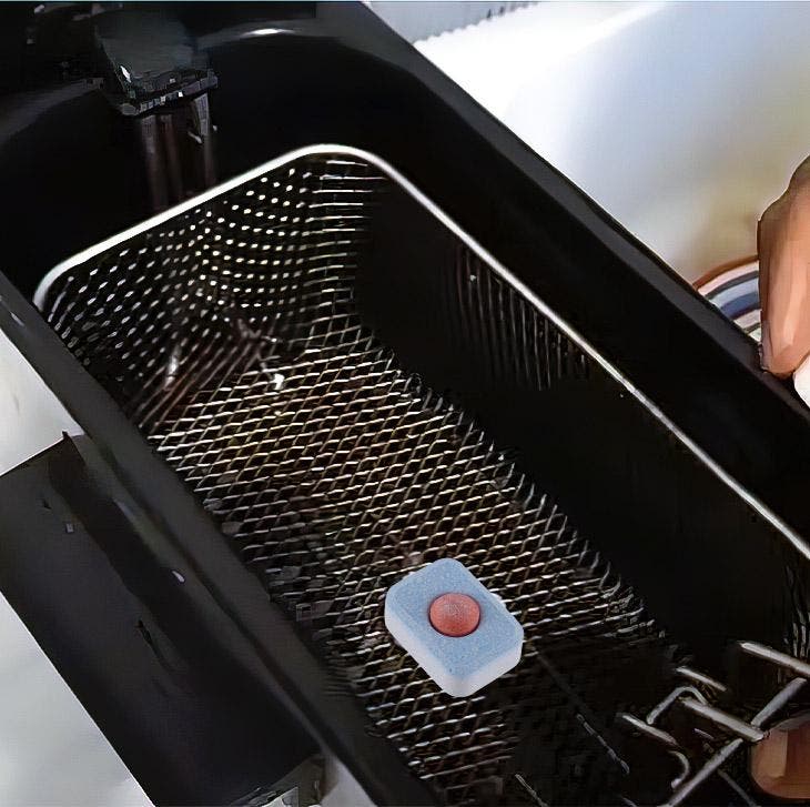 Nettoyer la friteuse avec une pastille pour lave-vaisselle Pulisci la friggitrice con una pastiglia per lavastoviglie
